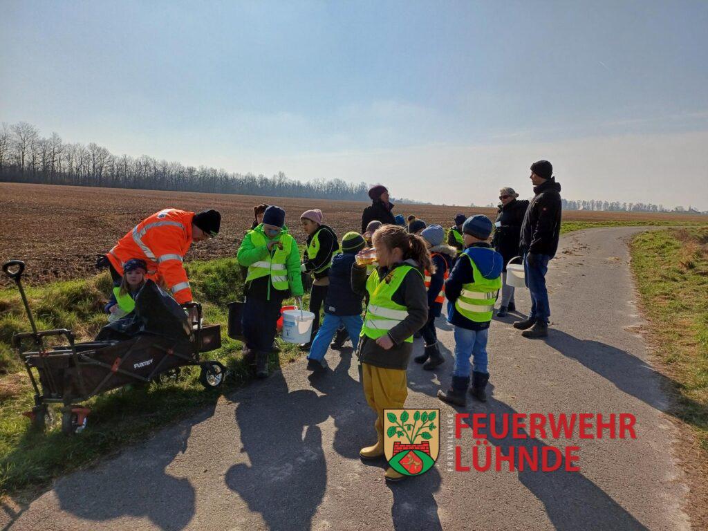 Die Kinderfeuerwehr räumt in Lühnde mit auf