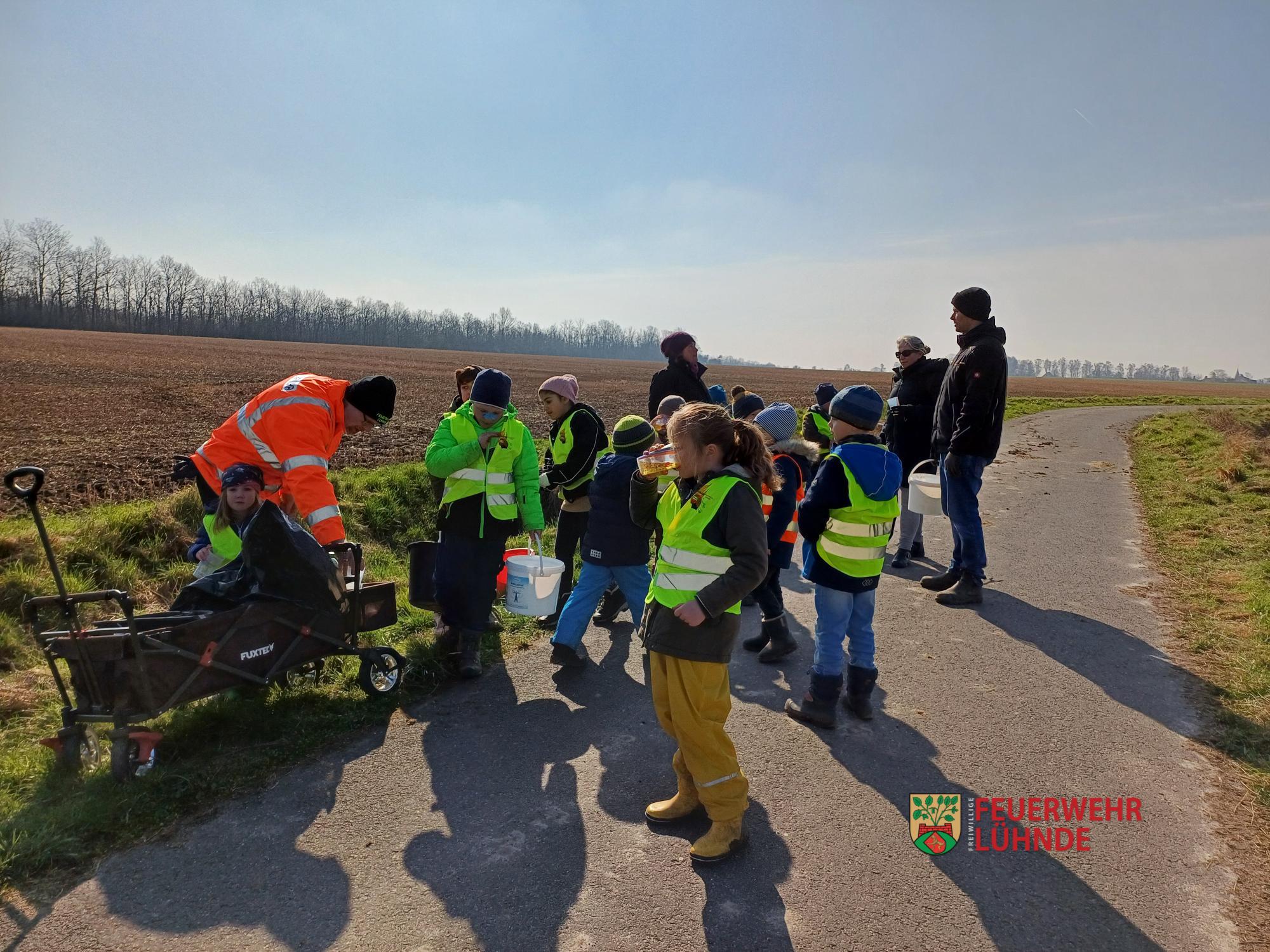 Die Kinderfeuerwehr räumt in Lühnde mit auf