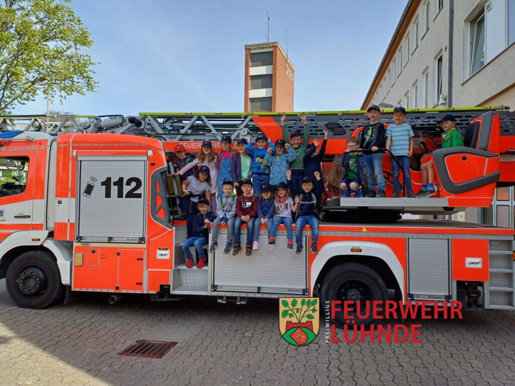 Kinderfeuerwehr Lühnde zu Besuch bei der Berufsfeuerwehr Hildesheim