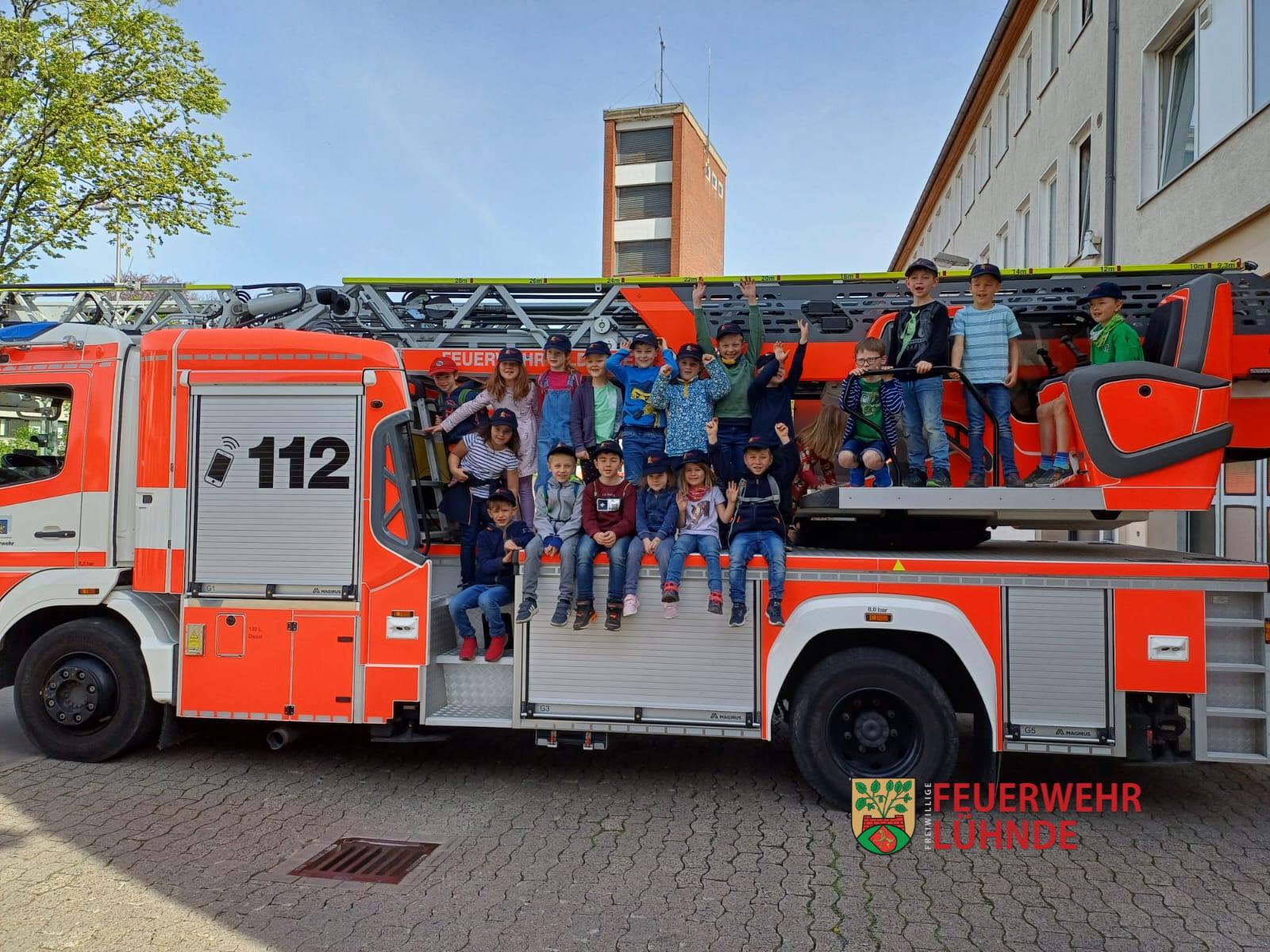 Kinderfeuerwehr Lühnde zu Besuch bei der Berufsfeuerwehr Hildesheim