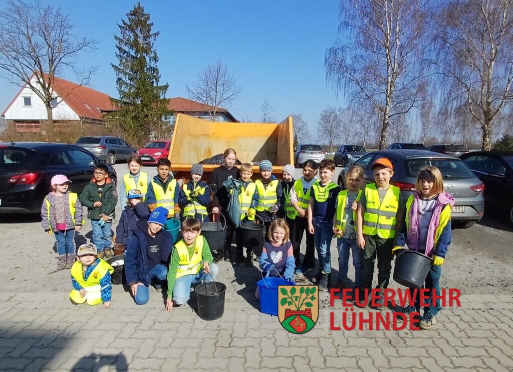 Ein starkes Team „Kinderfeuerwehr Lühnde“ bei diesjähriger Müllsammelaktion
