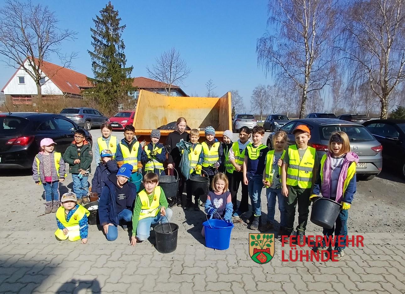 Ein starkes Team „Kinderfeuerwehr Lühnde“ bei diesjähriger Müllsammelaktion